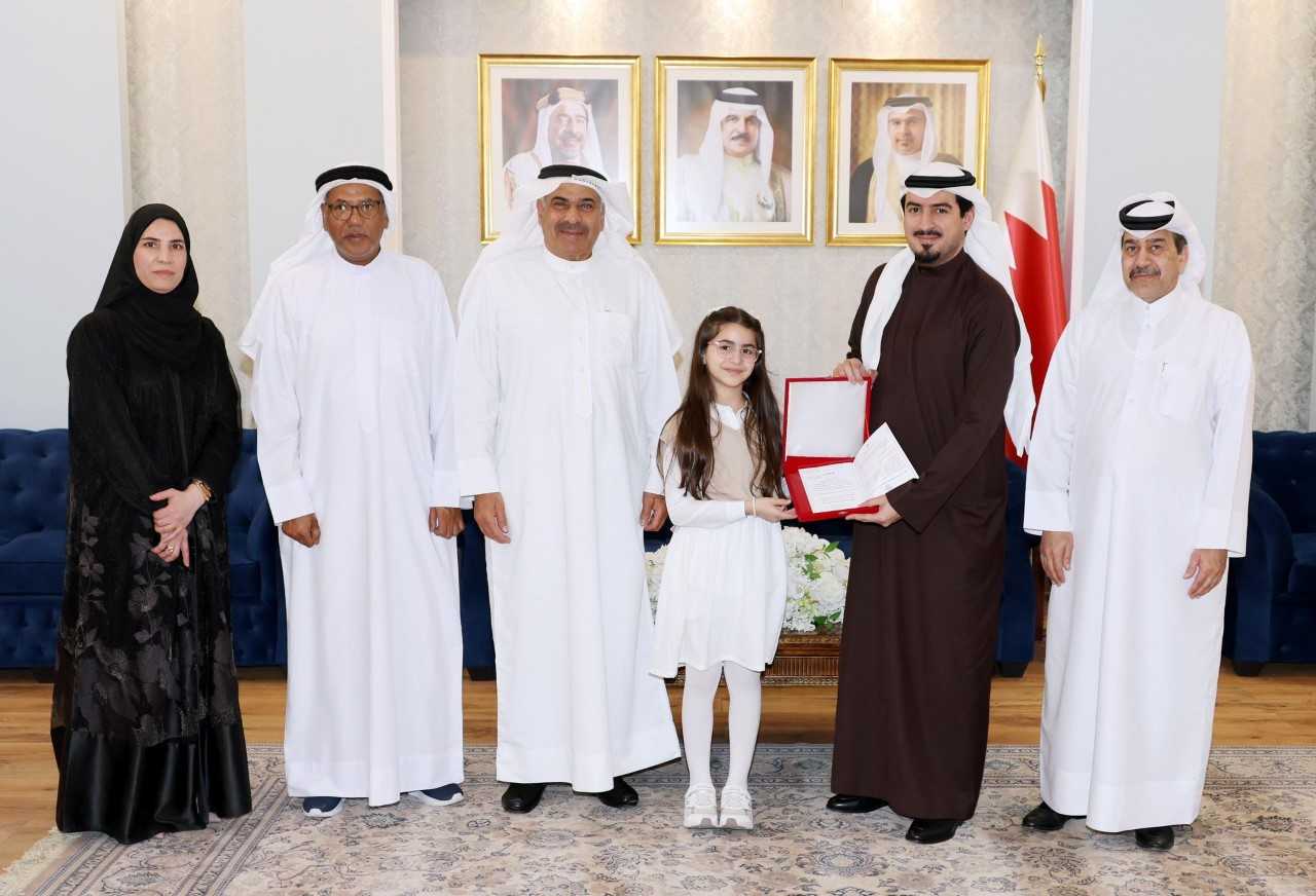 محافظ العاصمة يستقبل الطالبة عائشة البلوشي بمناسبة فوزها في مسابقة القصة القصيرة عربياً<